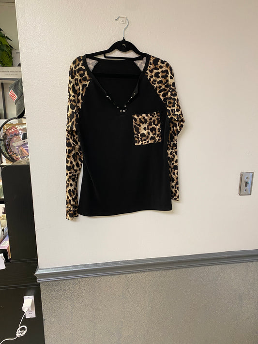Leopard print sleeve blouse