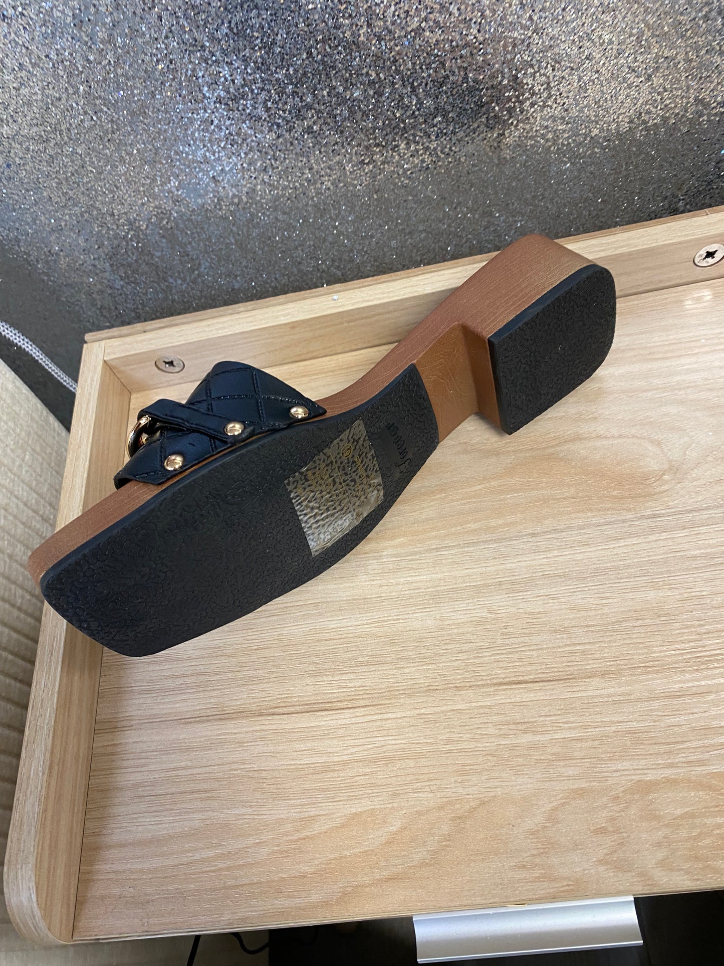 Forever black sandals with gold chain