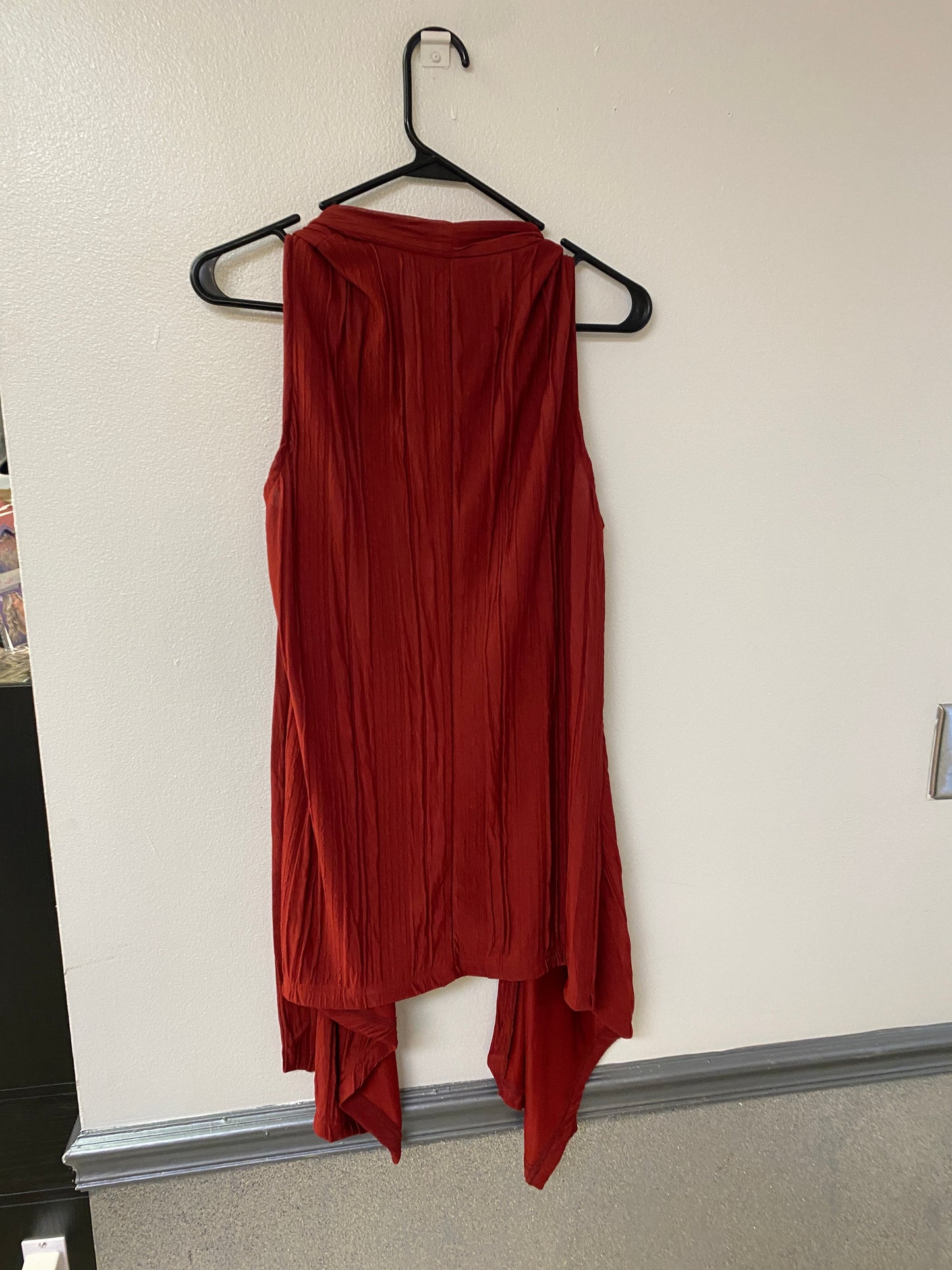 Long red wine sleeveless vest