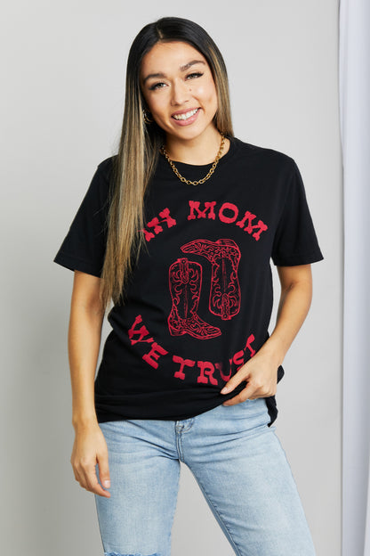 IN MOM WE TRUST Graphic Tee
