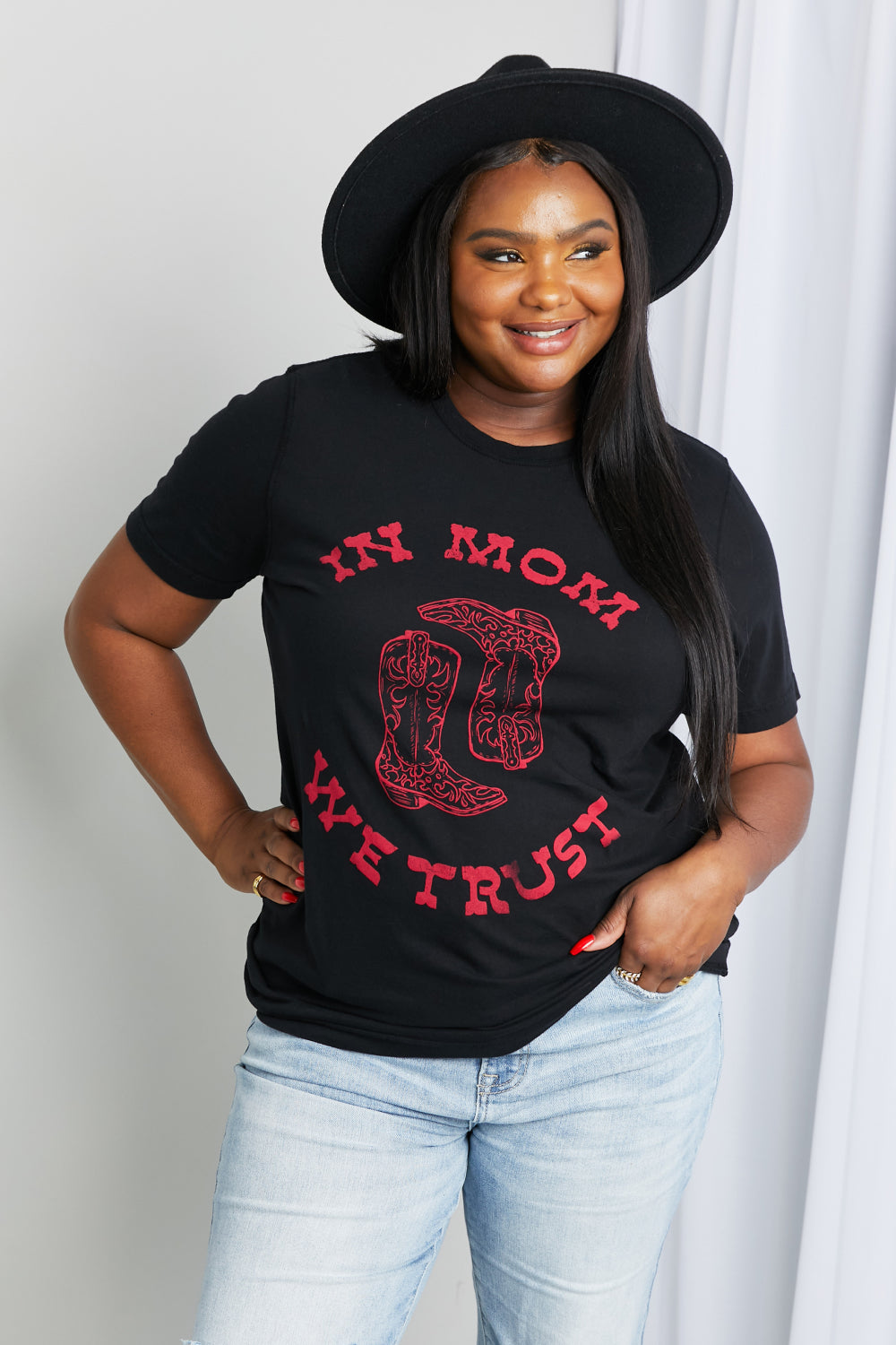 IN MOM WE TRUST Graphic Tee